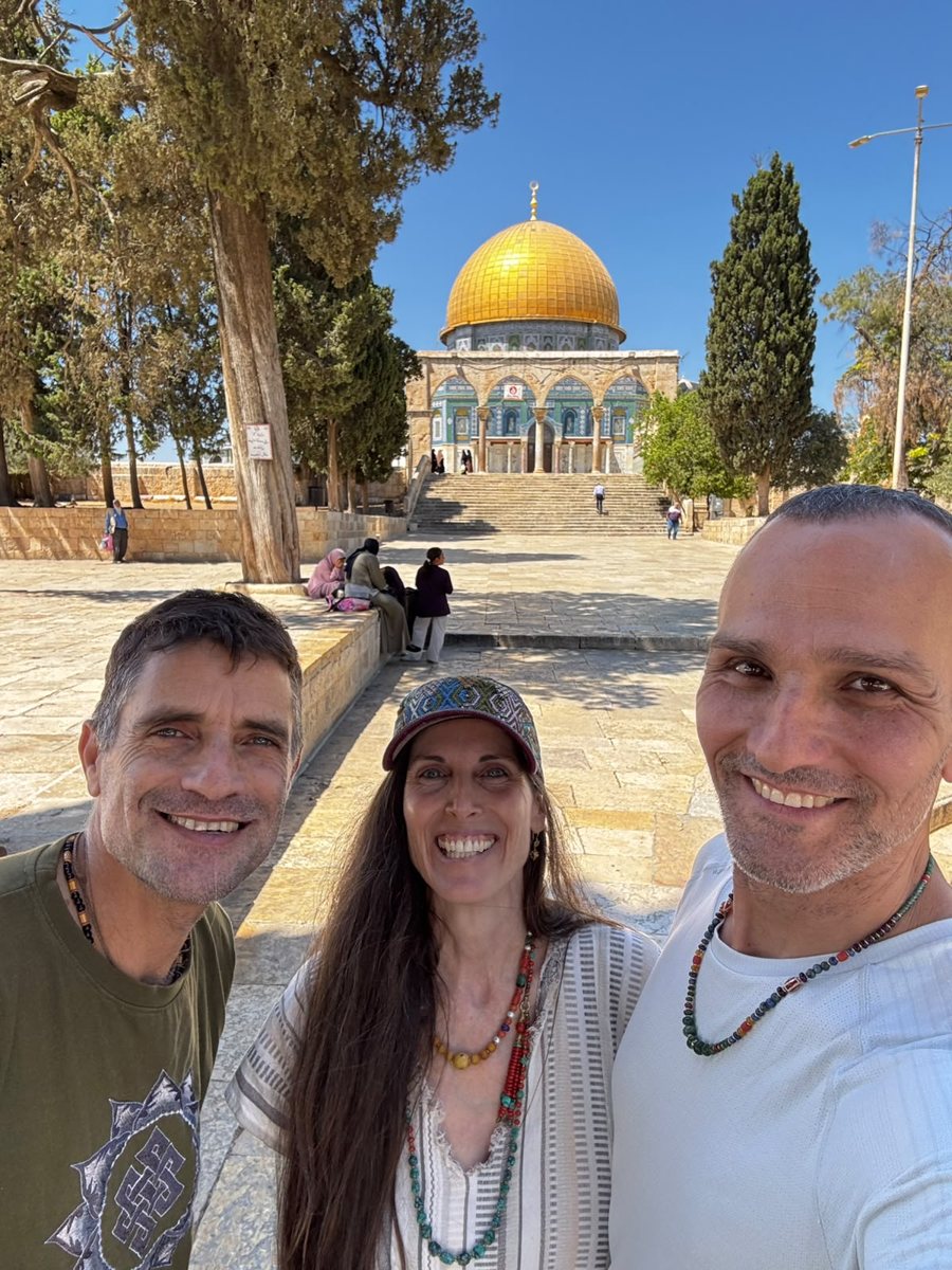 פבקה ונחום עם חבר על ההר, מול כיפת הסלע