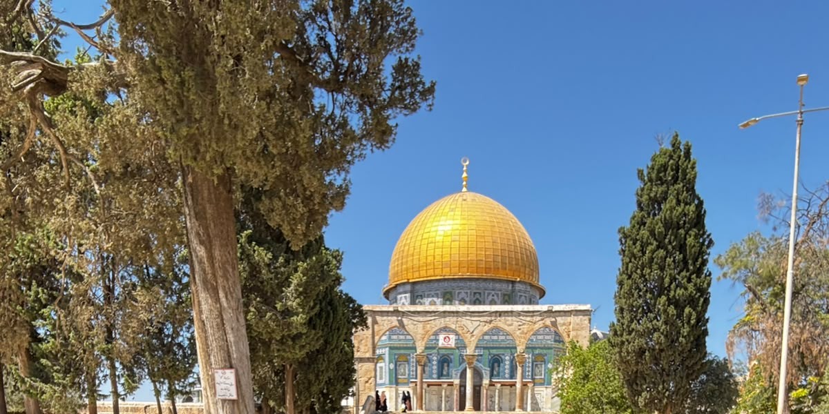 כיפת הסלע בין עצי ברוש על הר הבית